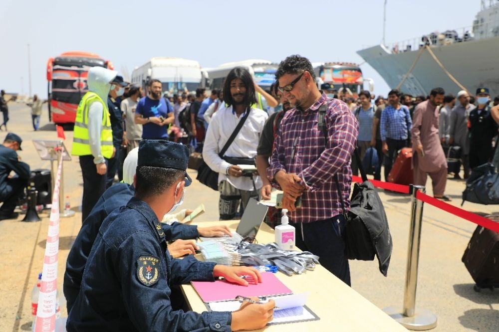 ↑2023年4月28日，從蘇丹撤離的外籍人員準(zhǔn)備登艦。新華社發(fā)（李怡諾攝）