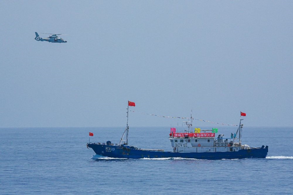 ↑中國(guó)海軍第40批護(hù)航編隊(duì)中的艦載直升機(jī)在被護(hù)船只周邊海域巡邏警戒（2022年6月4日攝）。新華社發(fā)（唐文 攝）