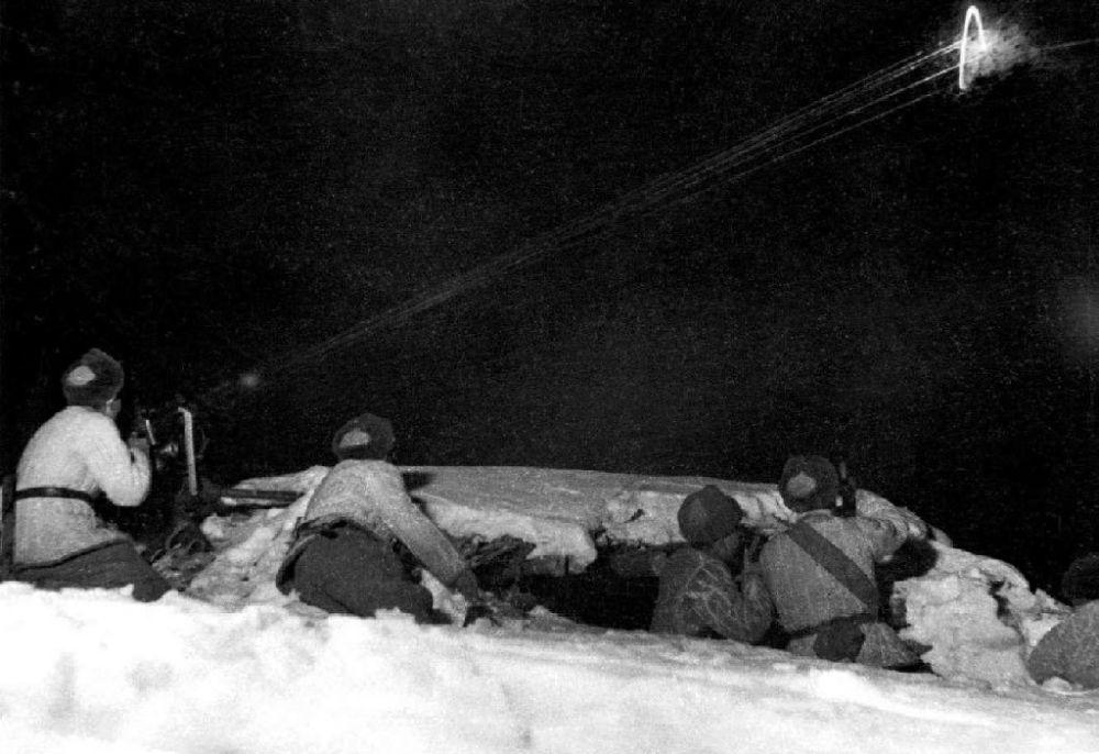  ↑1950年12月，在朝鮮長(zhǎng)津湖，中國(guó)人民志愿軍第27軍連隊(duì)機(jī)槍手向美軍陣地射擊。新華社發(fā)（張崇岫 攝）