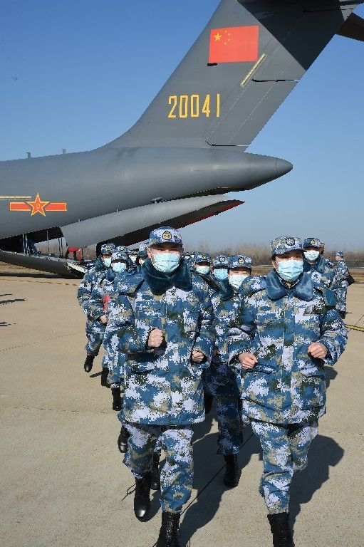 ↑2020年2月17日，一批軍隊(duì)支援湖北醫(yī)療隊(duì)員抵達(dá)武漢天河機(jī)場(chǎng)。新華社記者 黎云 攝
