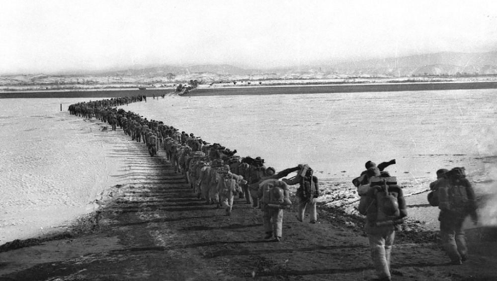 ↑1950年10月19日，中國(guó)人民志愿軍雄赳赳、氣昂昂跨過(guò)鴨綠江，和朝鮮人民一道共同抗擊侵略者。新華社發(fā)（黎民 攝）