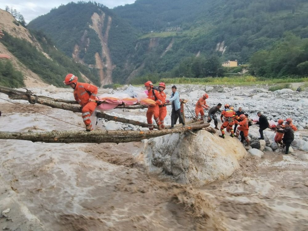 ↑2022年9月5日，武警四川總隊(duì)機(jī)動(dòng)第二支隊(duì)官兵在甘孜州瀘定縣磨西鎮(zhèn)磨子溝村搭建臨時(shí)木橋轉(zhuǎn)移被困群眾（手機(jī)照片）。新華社發(fā)（洪福樂(lè) 攝）