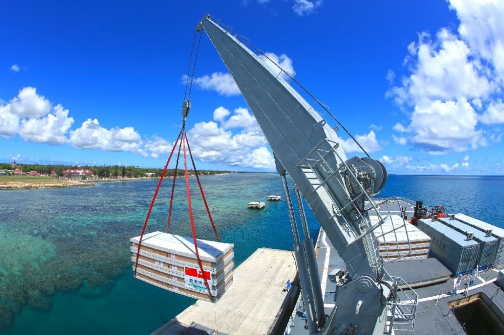 ↑赴湯加執(zhí)行運(yùn)送救災(zāi)物資任務(wù)的中國(guó)海軍艦艇編隊(duì)在努庫(kù)阿洛法港卸載移動(dòng)板房（2022年2月19日攝）。新華社發(fā)（薛成清 攝）