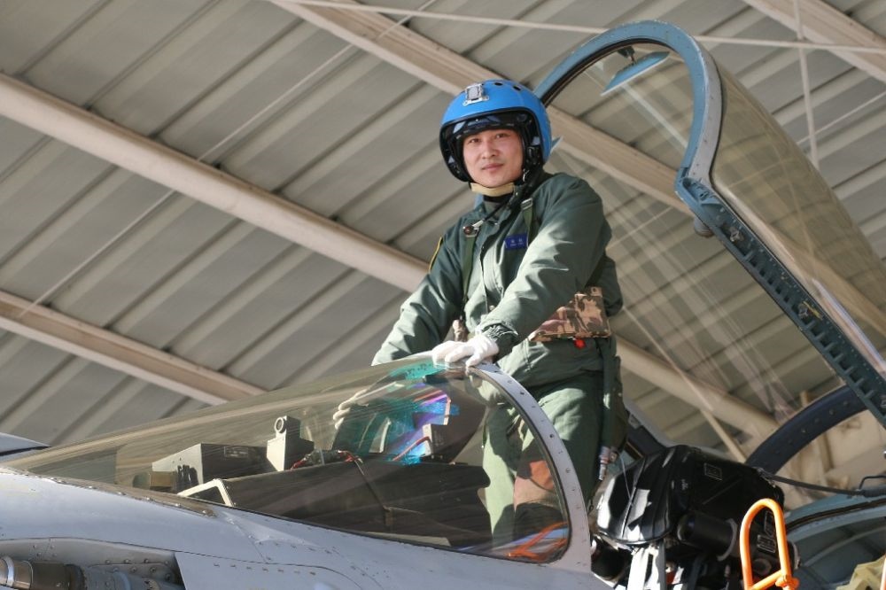 ↑海軍某艦載航空兵部隊(duì)原一級(jí)飛行員張超（2016年1月27日攝）。新華社發(fā)