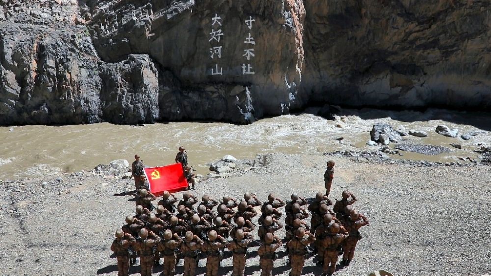 ↑某邊防團(tuán)官兵在“大好河山 寸土不讓”標(biāo)語(yǔ)前舉行重溫入黨誓詞儀式（資料照片）。新華社發(fā)（鄭曉林 攝）