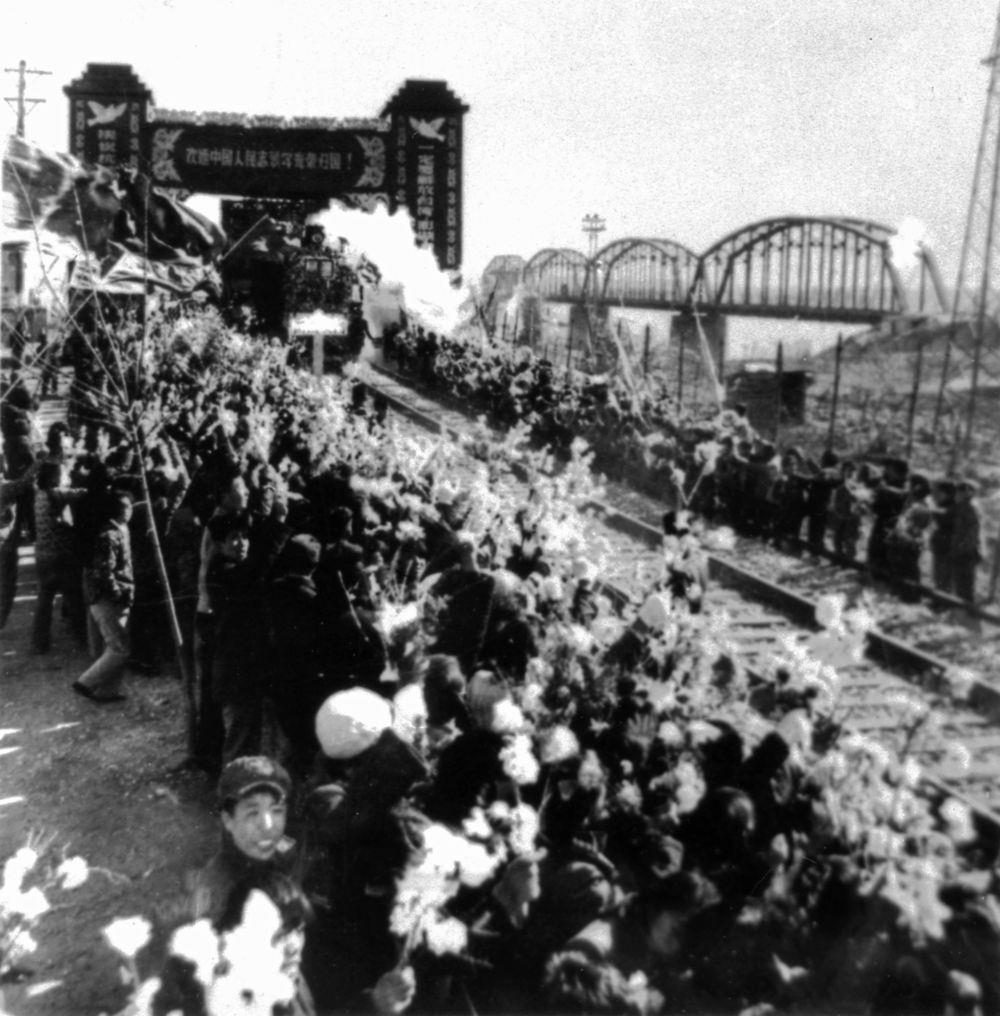 △1958年10月26日，列車駛過鴨綠江畔的凱旋門，中國人民志愿軍戰(zhàn)士回到祖國懷抱。