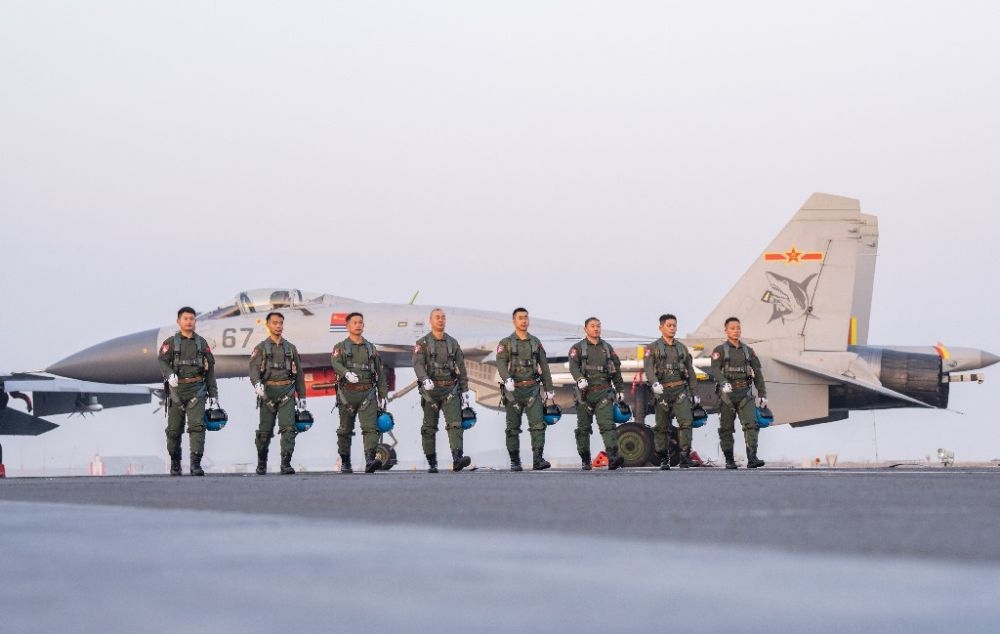 ↑海軍航空大學(xué)某基地艦載機(jī)飛行教官群體（2021年12月11日攝）。新華社發(fā)（萬(wàn)全 攝）