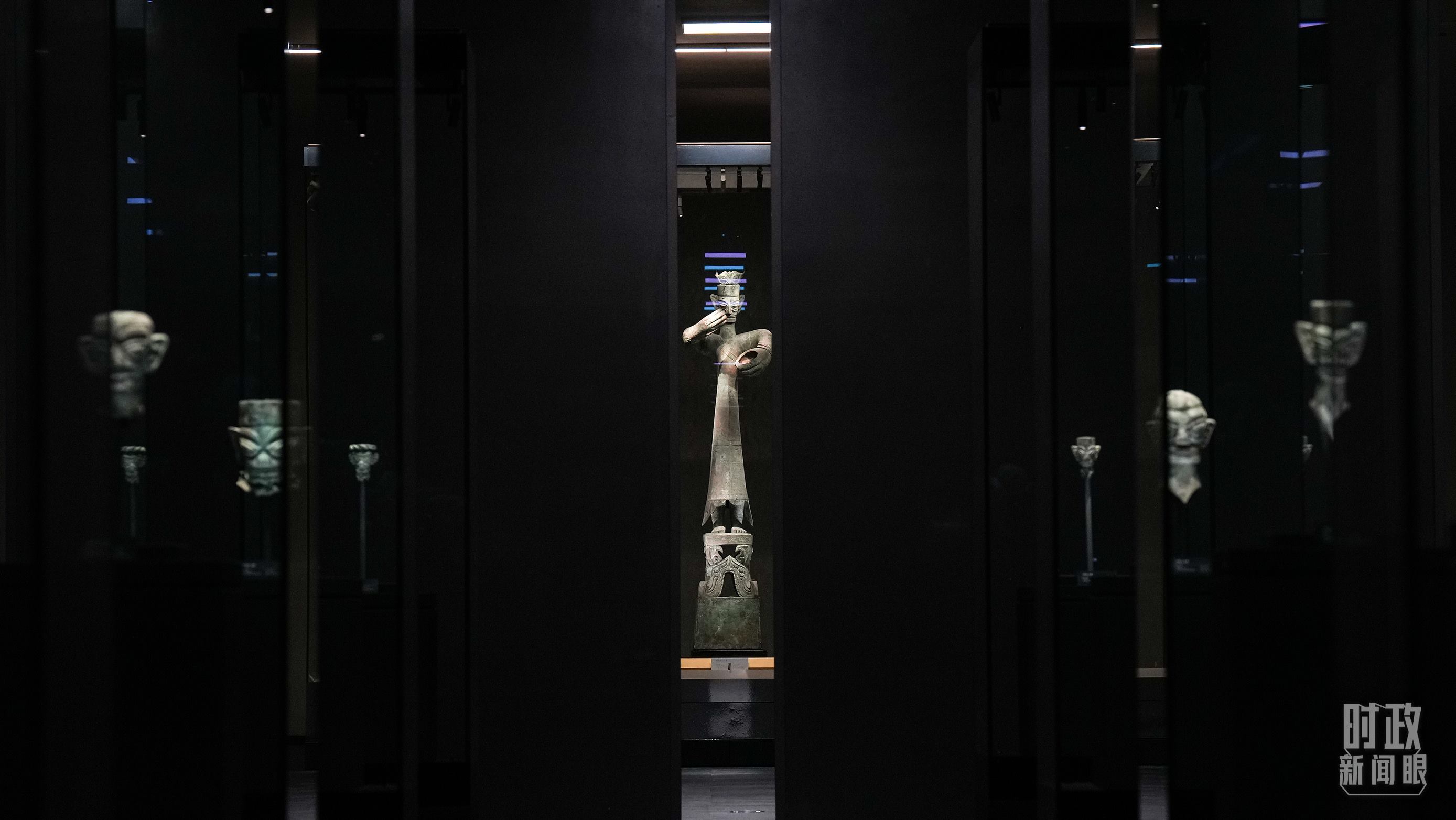 △三星堆出土的青銅大立人像。（總臺國廣記者李晉拍攝）
