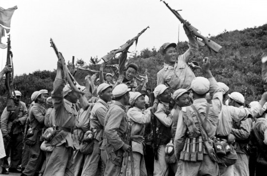  這是中國人民志愿軍和朝鮮人民軍一起歡慶戰(zhàn)斗勝利。新華社發(fā)（資料照片）