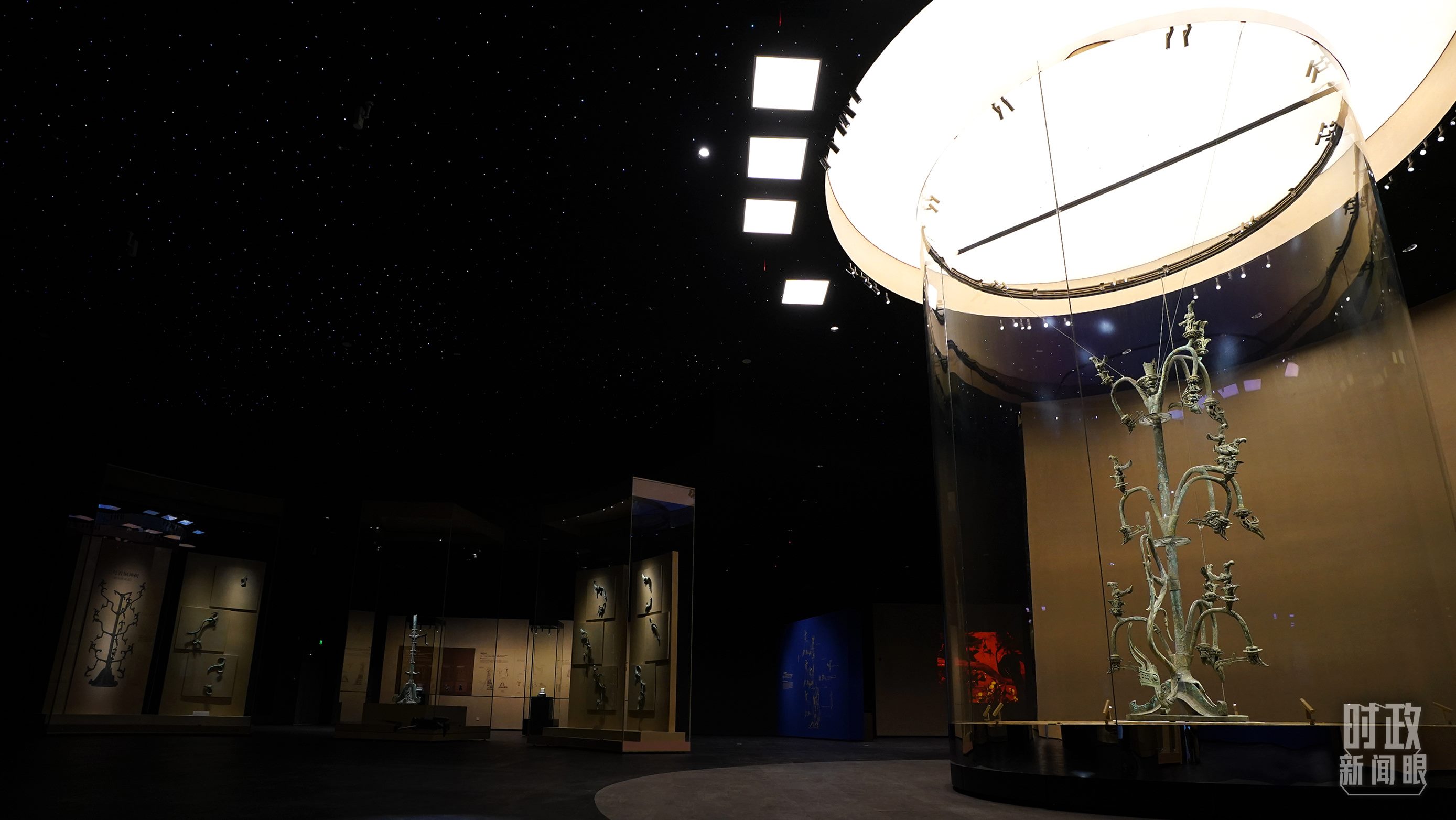 △三星堆出土的青銅神樹。（總臺國廣記者李晉拍攝）