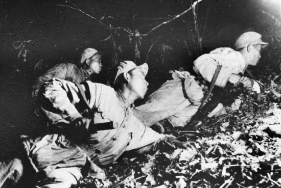 在1952年秋季的上甘嶺戰(zhàn)役中，堅(jiān)守在坑道里的戰(zhàn)士準(zhǔn)備夜間出擊。新華社發(fā)（資料照片）