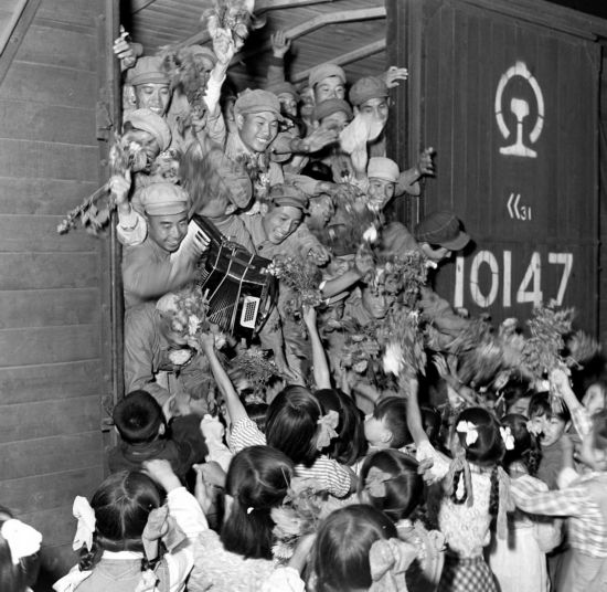 1954年，中國人民志愿軍歸國部隊(duì)抵達(dá)安東（今遼寧丹東），受到少先隊(duì)員的熱烈歡迎。新華社記者 王純德攝