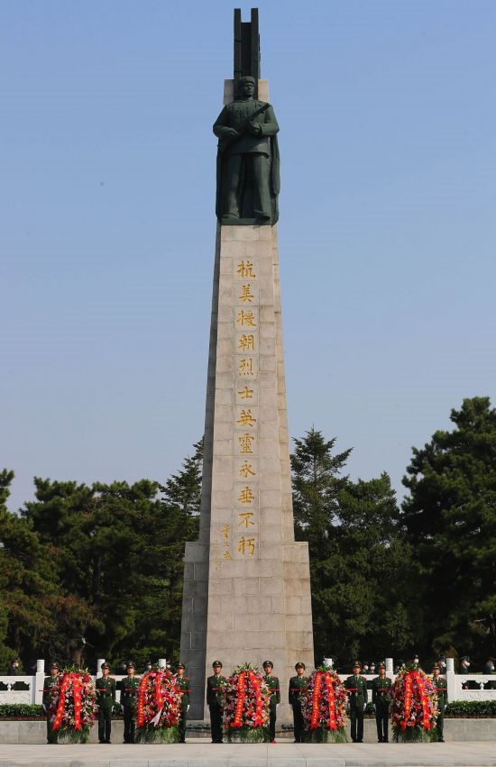 2022年9月30日，遼寧省暨沈陽市向烈士紀(jì)念碑敬獻(xiàn)花籃儀式在沈陽抗美援朝烈士陵園紀(jì)念碑廣場(chǎng)舉行。新華社記者 楊青 攝