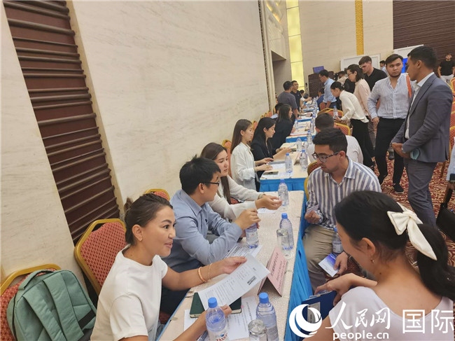 圖為中企代表與哈留華畢業(yè)生現(xiàn)場(chǎng)交流。人民網(wǎng)記者 李強(qiáng)攝