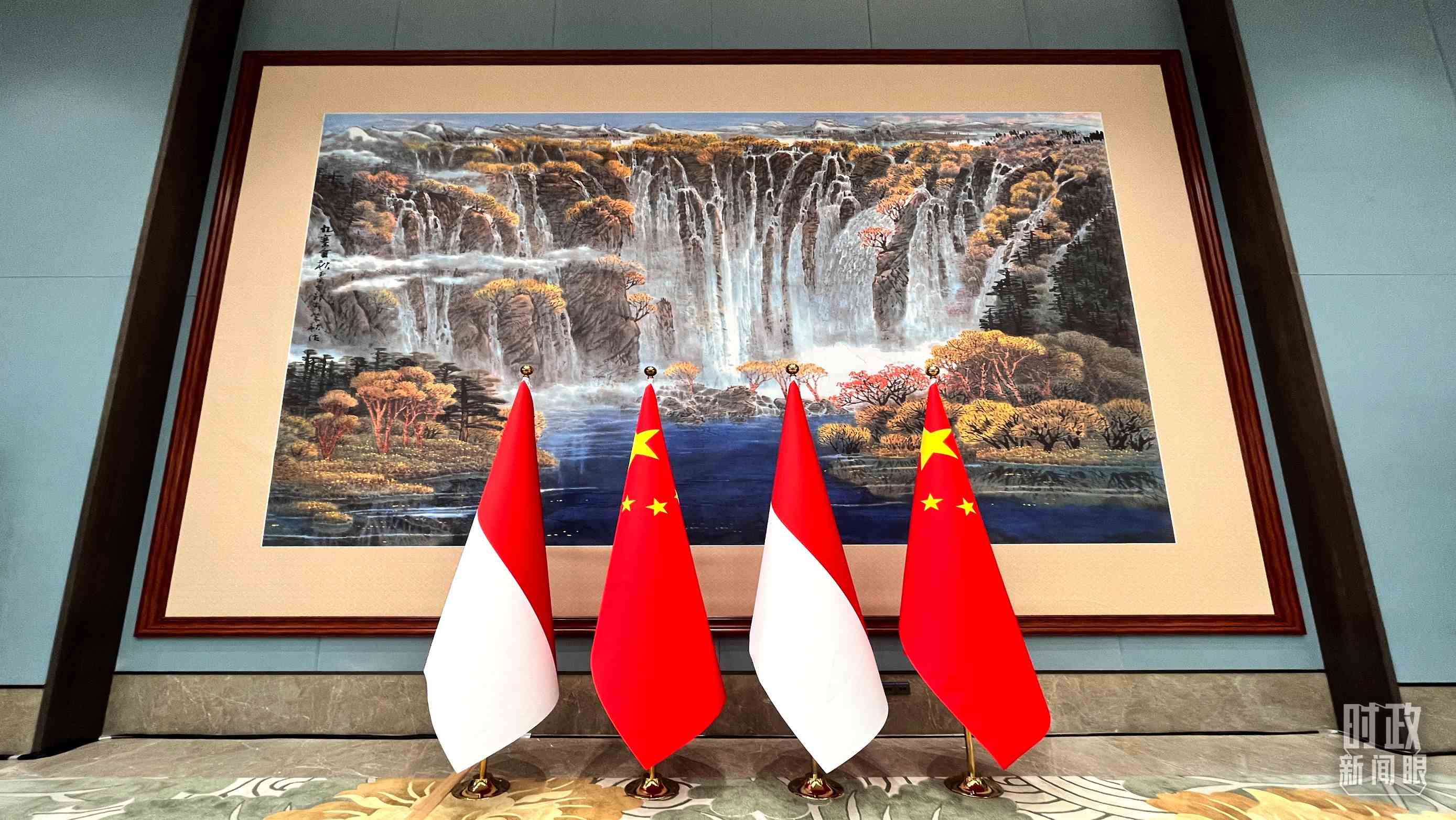 會(huì)見現(xiàn)場(chǎng)的中印尼兩國國旗。（總臺(tái)央視記者張垚拍攝）