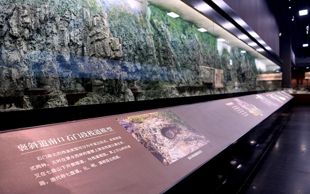 近日拍攝的陜西省漢中市博物館褒斜古棧道陳列室。新華社記者 劉瀟 攝