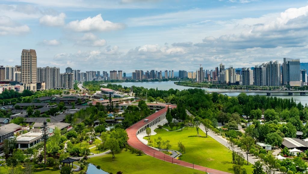 4月30日拍攝的天漢濕地公園景色。新華社發(fā)（李偉 攝）