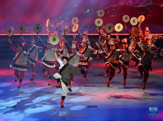 7月29日，演員在聯(lián)歡會(huì)現(xiàn)場(chǎng)表演舞蹈。新華社記者 蔡湘鑫 攝