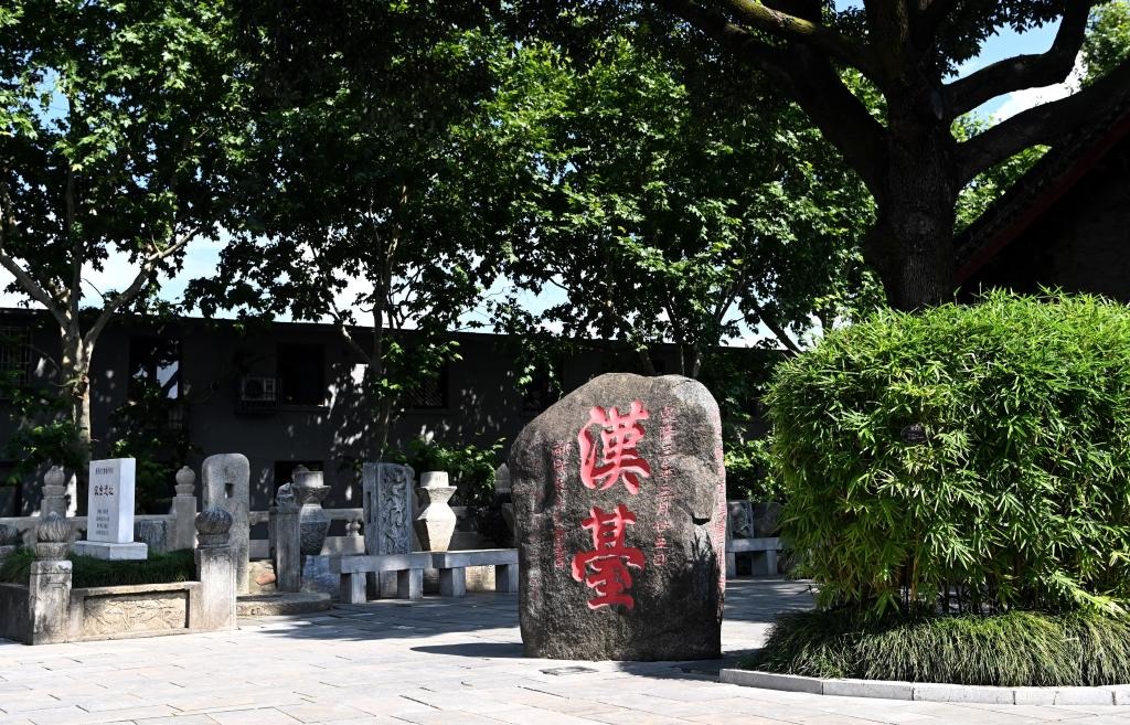 近日拍攝的陜西省漢中市博物館內(nèi)的“漢臺(tái)”石碑。新華社記者 劉瀟 攝