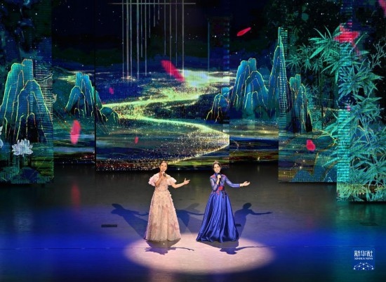 7月29日，演員在聯(lián)歡會(huì)現(xiàn)場(chǎng)演唱。新華社記者 蔡湘鑫 攝