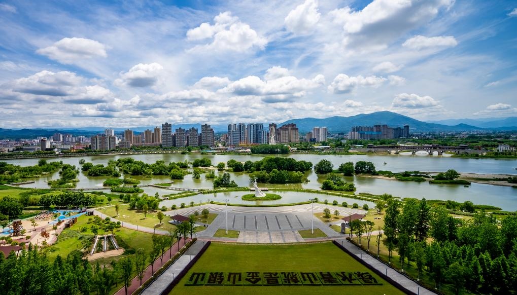 4月30日拍攝的天漢濕地公園景色。新華社發(fā)（李偉 攝）
