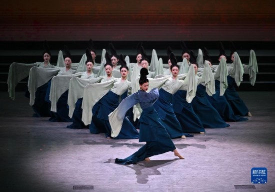 7月29日，演員在聯(lián)歡會(huì)現(xiàn)場(chǎng)表演《只此青綠》。新華社記者 蔡湘鑫 攝