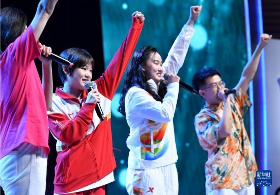 7月29日，中國(guó)運(yùn)動(dòng)員張家齊（左二）在聯(lián)歡會(huì)現(xiàn)場(chǎng)演唱。新華社記者 張端 攝
