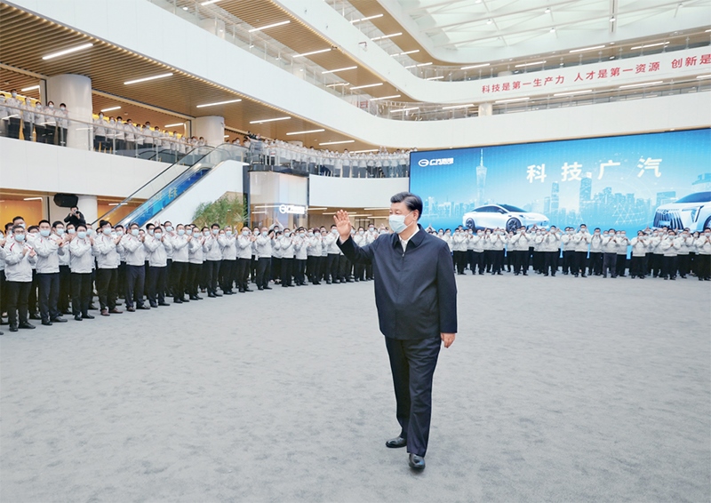 2023年4月10日至13日，中共中央總書記、國(guó)家主席、中央軍委主席習(xí)近平在廣東考察。這是12日下午，習(xí)近平在廣汽研究院向職工們揮手致意。 新華社記者 鞠鵬/攝