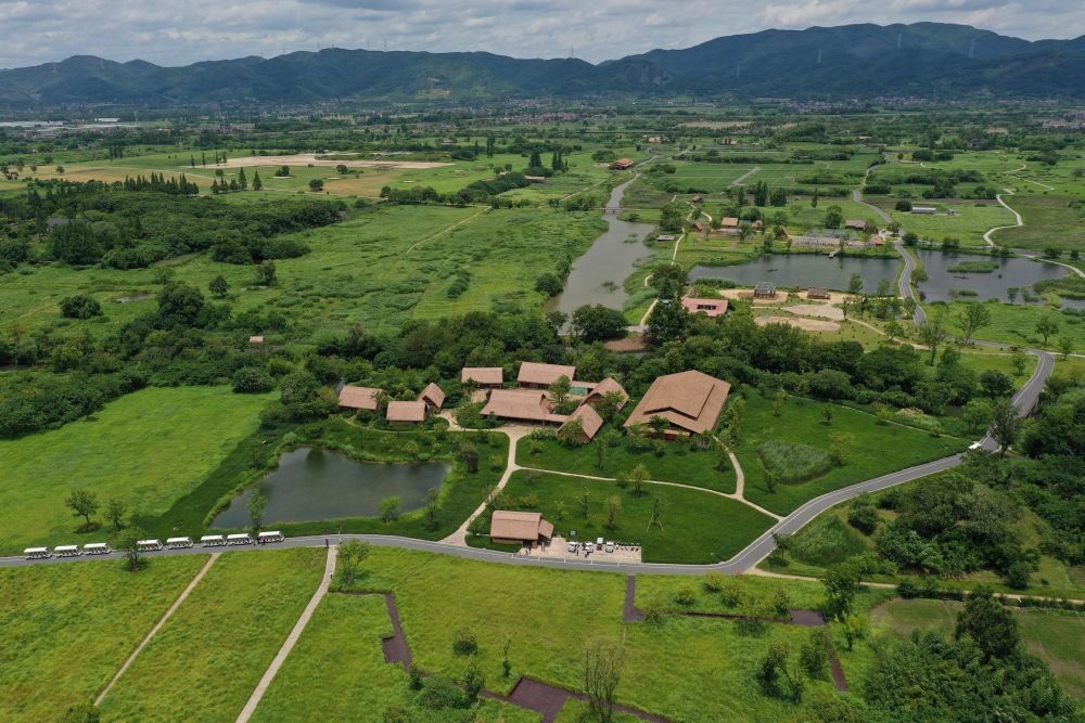 這是在浙江省杭州市余杭區(qū)拍攝的良渚古城遺址公園（2022年7月6日攝，無人機(jī)照片）。新華社記者 黃宗治 攝