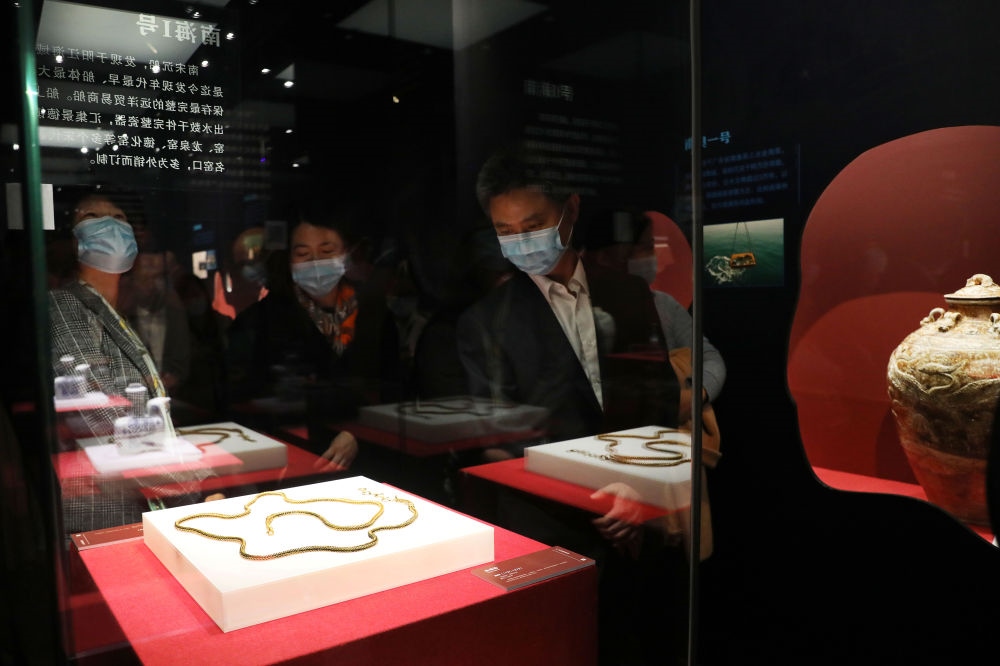 參觀者在上海臨港新城的中國航海博物館航海文物展上的“南海一號”出水的宋代金項(xiàng)飾展柜前駐足觀看（2020年12月28日攝）。新華社記者 方喆 攝