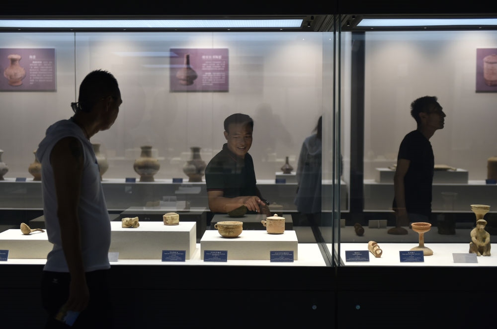 游人在廣西合浦縣漢代文化博物館內(nèi)參觀（2019年5月24日攝）。新華社記者 魯鵬 攝