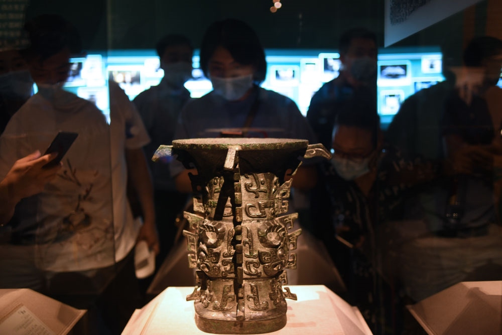 觀眾在北京中國國家博物館“宅茲中國——寶雞出土青銅器與金文精華”展上參觀西周早期禮器何尊（2020年8月14日攝）。新華社記者 金良快 攝
