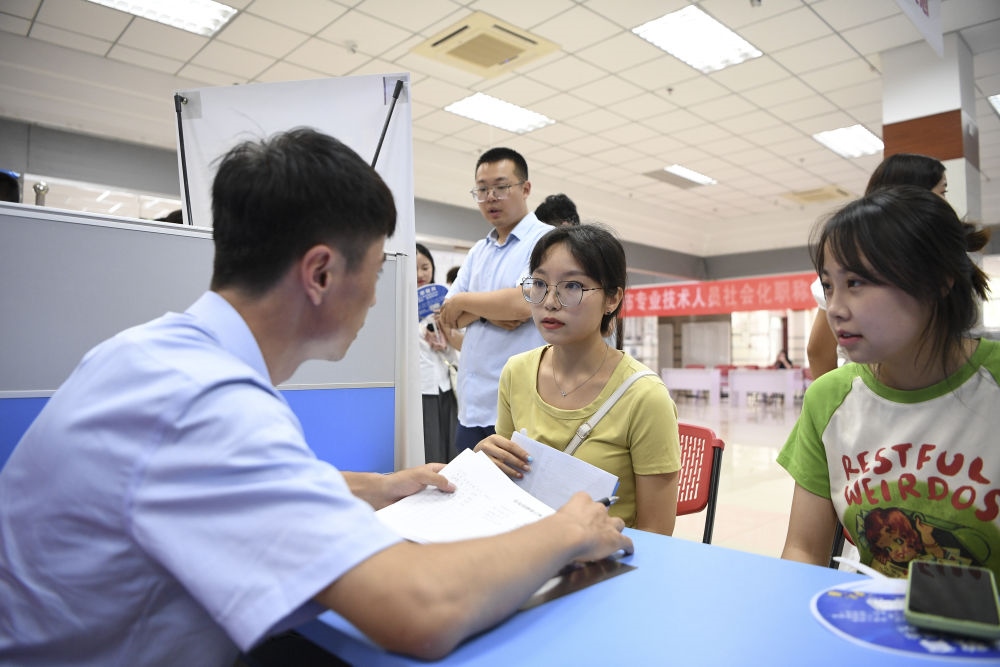 2023年7月29日，“揚就業(yè)之帆，啟夢想之旅”2023年寧夏（銀川）離校未就業(yè)高校畢業(yè)生招聘會在寧夏（銀川）人力資源服務產(chǎn)業(yè)園舉行。求職者（右）在招聘會現(xiàn)場與用人單位交流。新華社記者 馮開華 攝