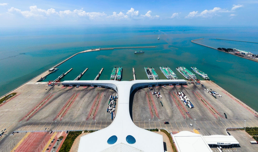 廣東省湛江市徐聞港風光（2023年5月26日攝，無人機照片）。徐聞港是瓊州海峽北岸最主要的客貨運輸港口，是連接粵港澳大灣區(qū)與海南自由貿(mào)易港的重要港口。新華社記者 鄧華 攝