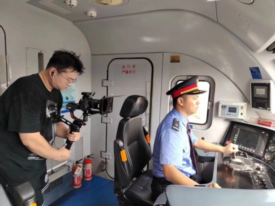 記者采訪中歐班列（成都）首發(fā)司機仲俊斕。成都機務段供圖