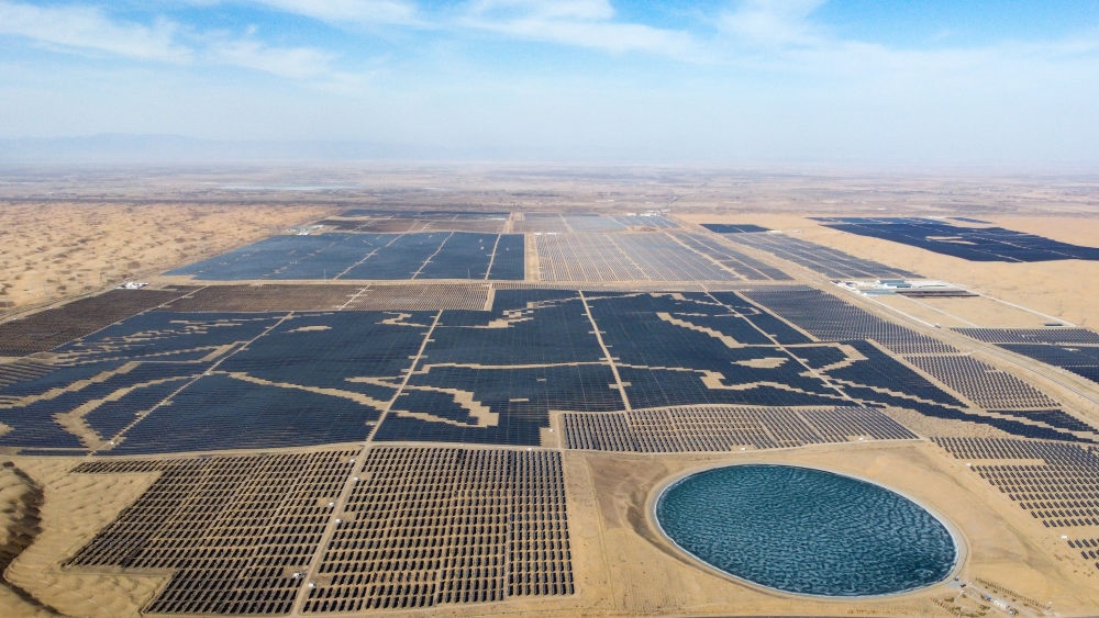 2023年3月3日在內(nèi)蒙古鄂爾多斯市達拉特旗拍攝的光伏發(fā)電基地（無人機照片）。新華社記者 貝赫 攝