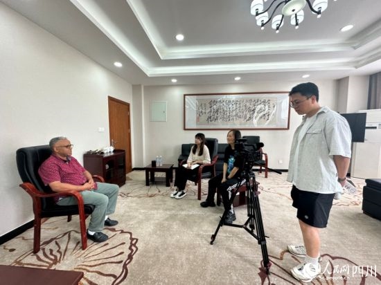 記者在成都紡織高等?？茖W校進行采訪。人民網(wǎng)記者 王波攝