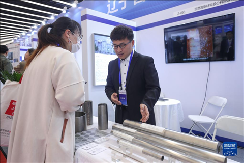 4月8日，參展商在2023中國中小企業(yè)發(fā)展大會“專精特新”中小企業(yè)展覽會上向觀眾介紹產(chǎn)品。新華社記者 龍雷 攝