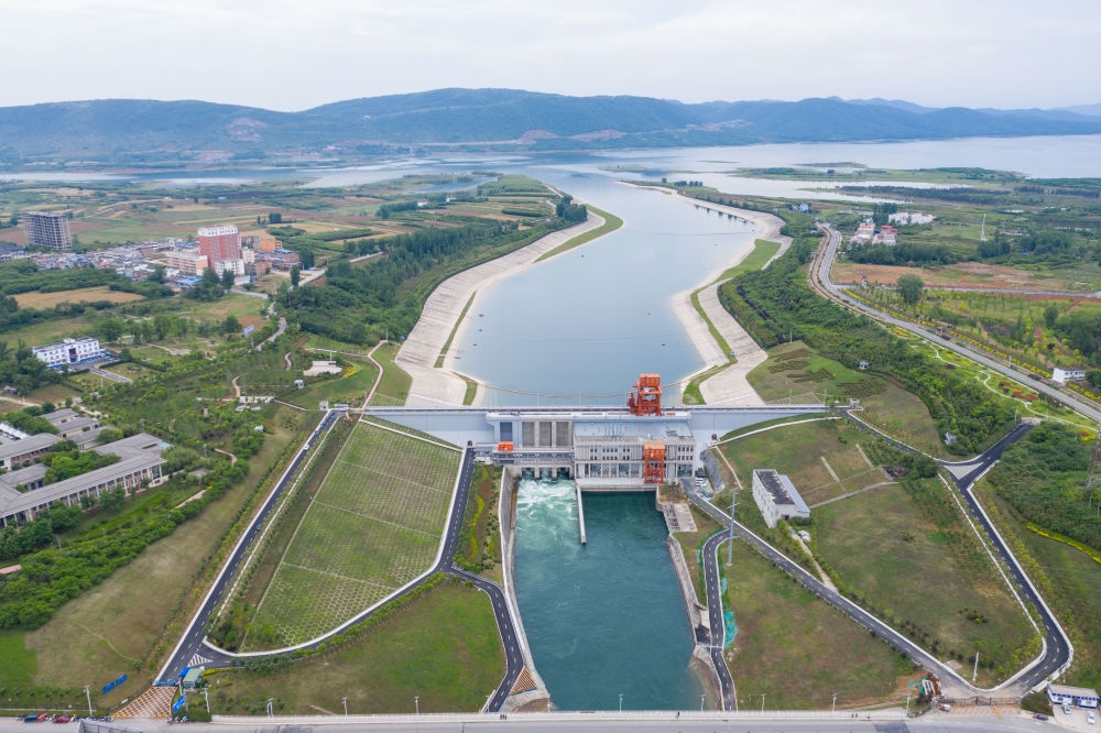 這是2021年5月20日在河南省南陽市淅川縣拍攝的南水北調(diào)中線工程陶岔渠首（無人機(jī)照片）。新華社記者 才揚(yáng) 攝