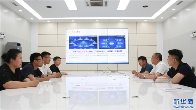 相關(guān)部門工作人員來到遼寧牧龍科技有限公司，了解企業(yè)訴求。新華網(wǎng)丁成玉攝