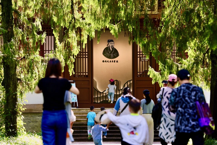 游客參觀位于福建武夷山朱熹園的武夷精舍（2022年6月6日攝）。新華社記者 姜克紅 攝