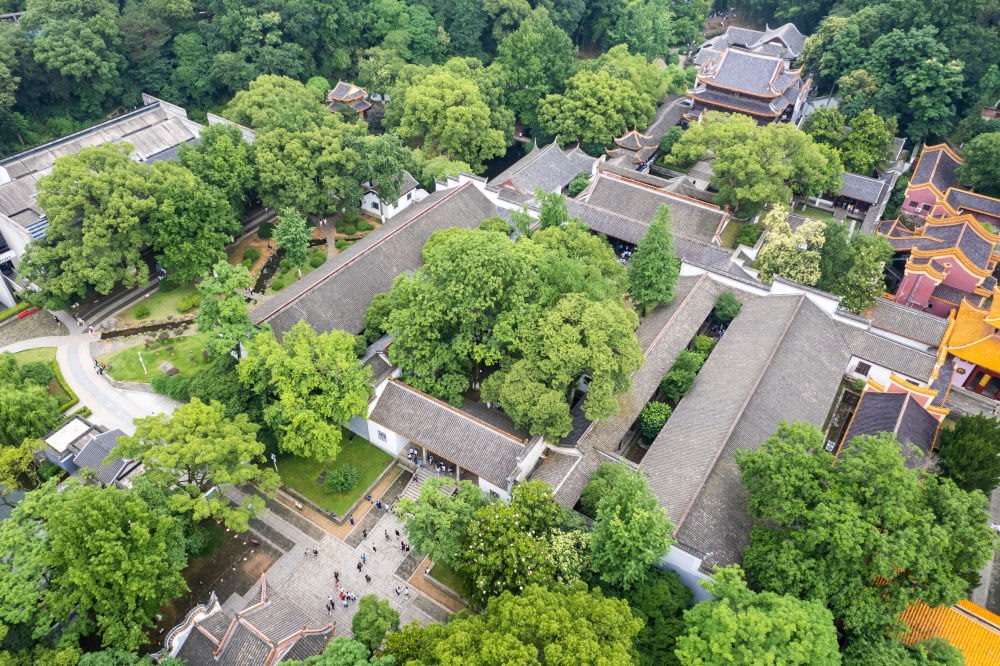 這是2023年6月8日在長(zhǎng)沙市岳麓區(qū)拍攝的岳麓書院（無人機(jī)照片）。新華社記者 陳思汗 攝