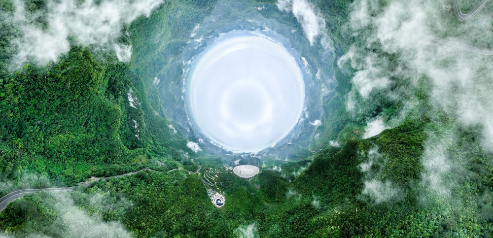 6月22日拍攝的“中國天眼”全景（維護保養(yǎng)期間拍攝，無人機全景拼接照片）。新華社記者 歐東衢 攝