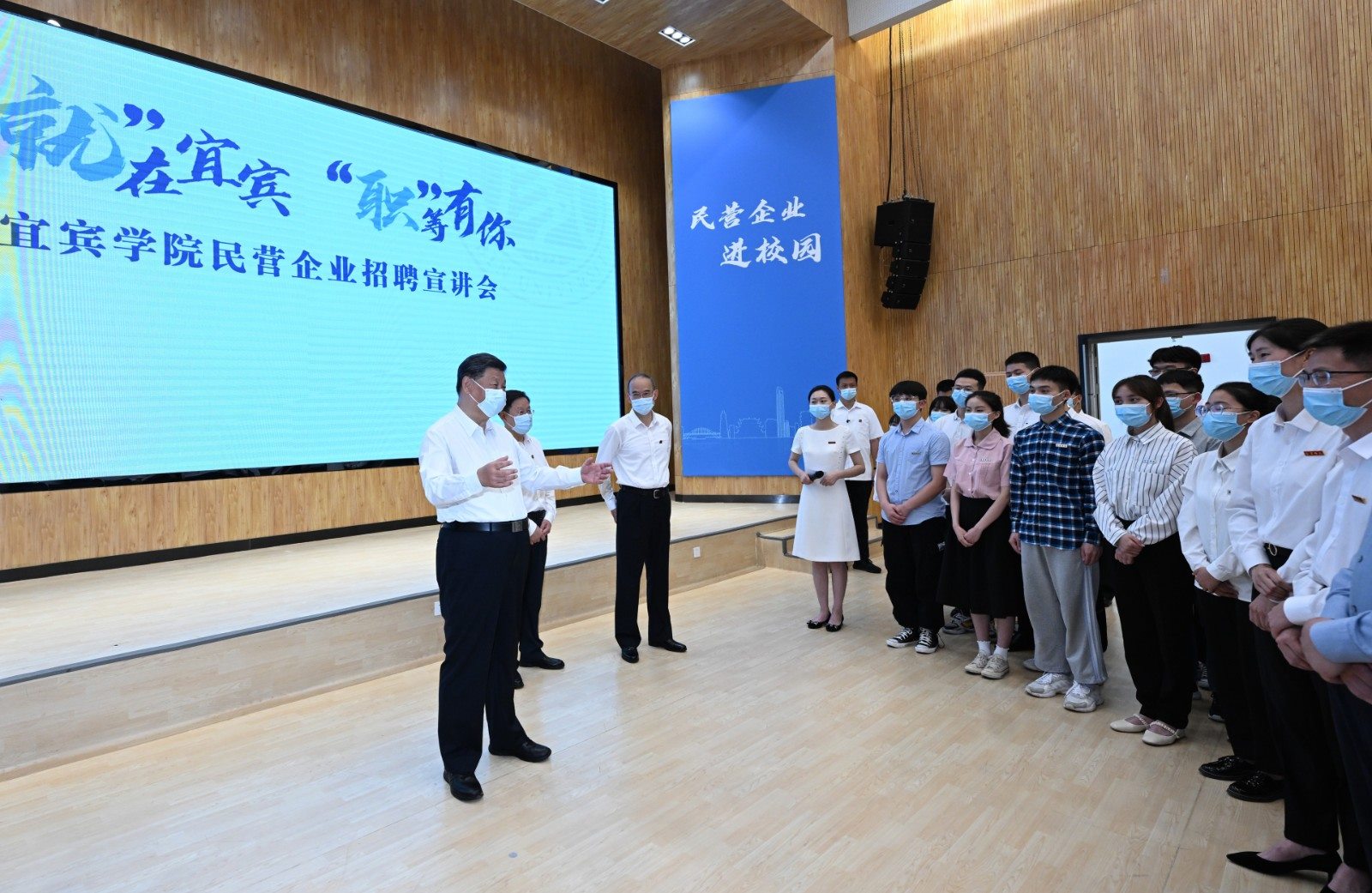 2022年6月8日，習(xí)近平總書記在四川考察。這是8日下午，總書記在宜賓學(xué)院考察時，向正在參加企業(yè)招聘宣講會的教師、學(xué)生、企業(yè)負(fù)責(zé)人了解企業(yè)招工需求和畢業(yè)生簽約率等情況。