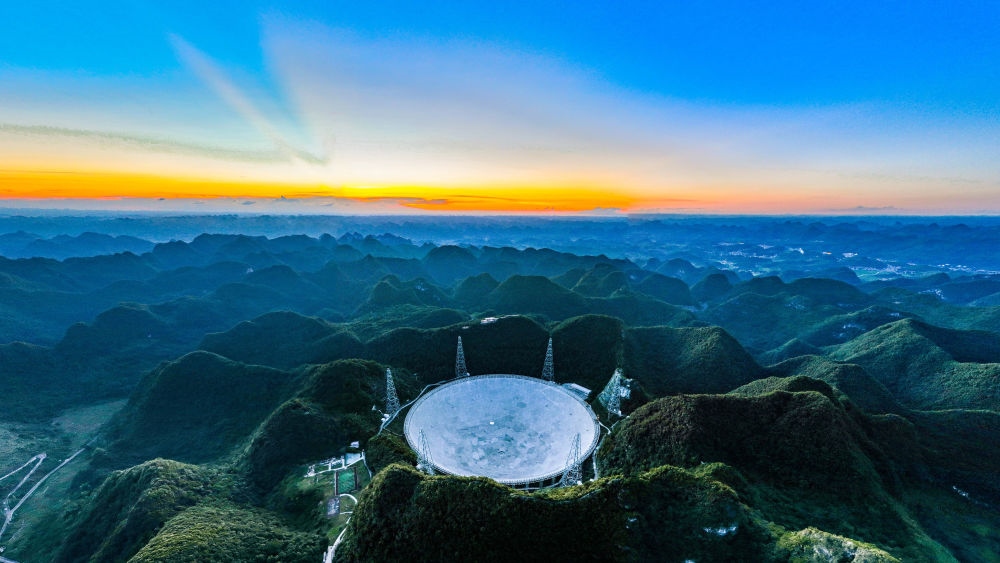2022年7月21日，霞光中的“中國天眼”（維護保養(yǎng)期間拍攝）。新華社記者 歐東衢 攝