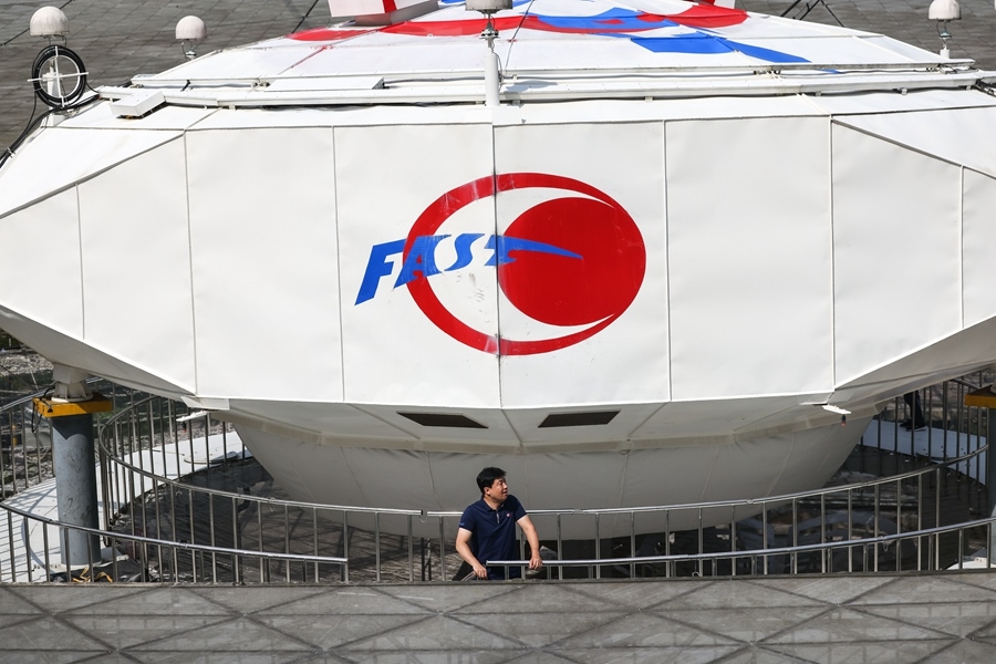 2022年8月25日，F(xiàn)AST運行和發(fā)展中心常務副主任、總工程師姜鵬在饋源艙前（維護保養(yǎng)期間拍攝）。新華社記者 歐東衢 攝