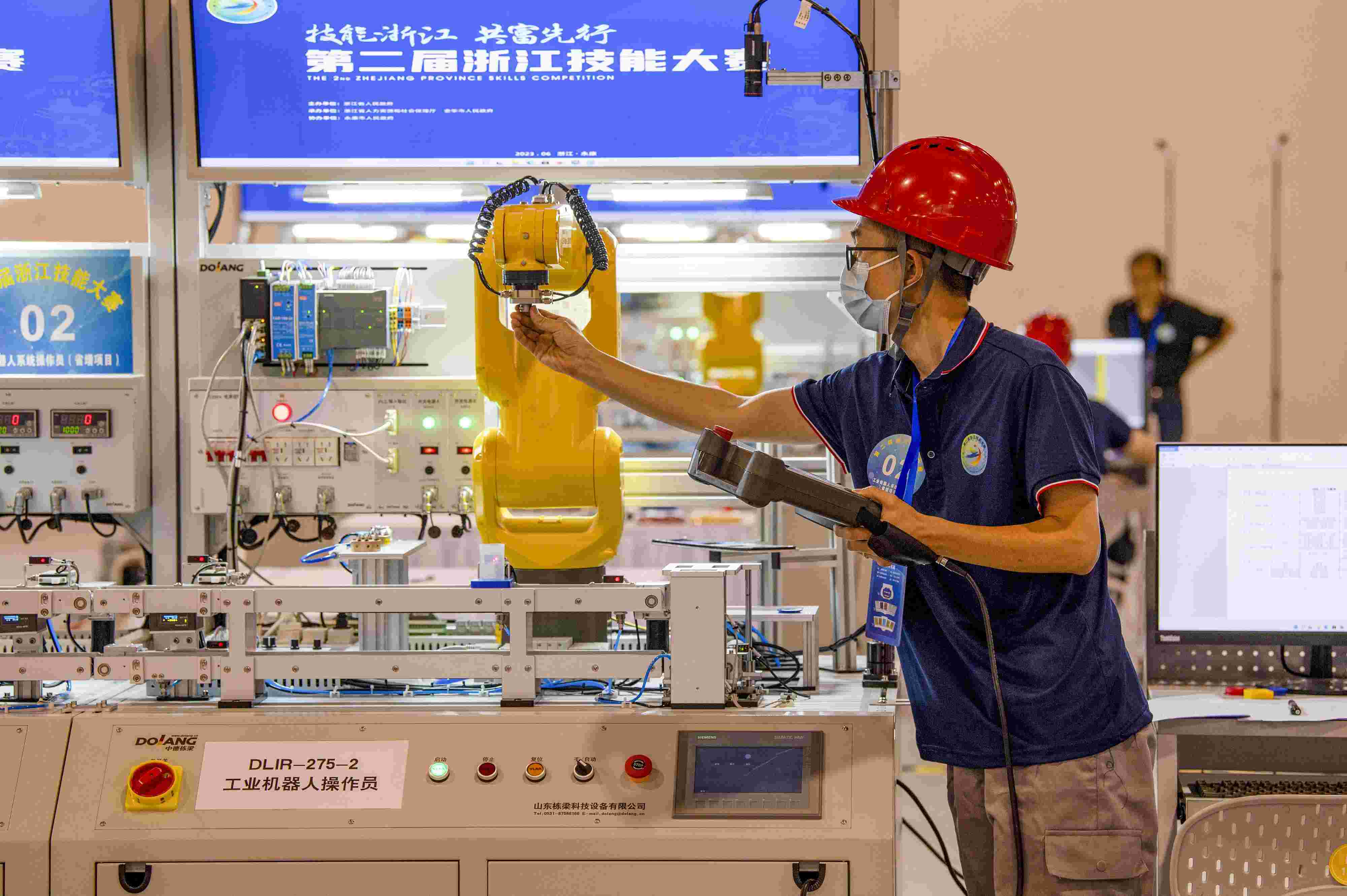 2023年6月19日，第二屆浙江技能大賽在永康市國際會展中心舉行。參賽選手在進行工業(yè)機器人系統(tǒng)操作員項目比賽。