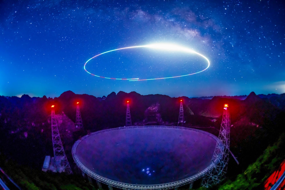 2022年7月24日拍攝的“中國天眼”夜景（維護保養(yǎng)期間拍攝，無人機光繪）。新華社記者 歐東衢 攝
