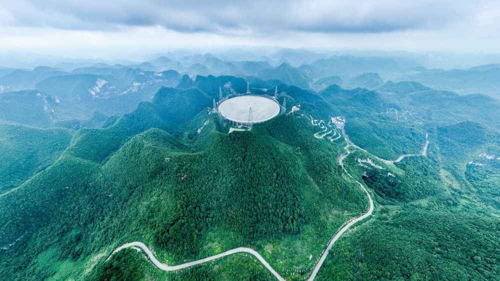 7月26日拍攝的“中國天眼”全景（維護保養(yǎng)期間拍攝）。新華社記者 歐東衢 攝