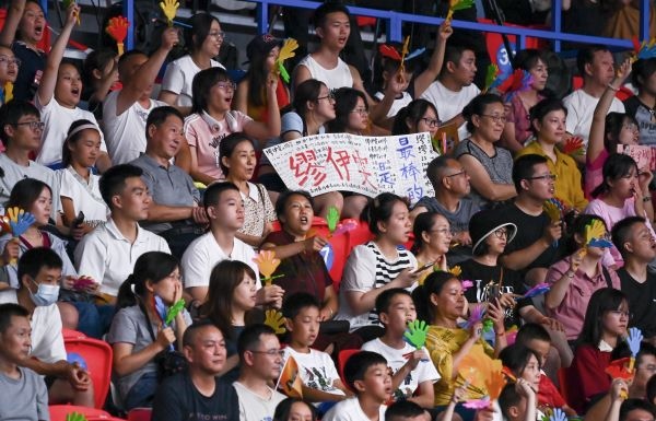 7月31日，觀眾在比賽中為中國隊(duì)吶喊助威。當(dāng)日，在成都舉行的第31屆世界大學(xué)生運(yùn)動會排球女子預(yù)賽B組比賽中，中國隊(duì)以3:0戰(zhàn)勝阿根廷隊(duì)。新華社記者 陳澤國 攝